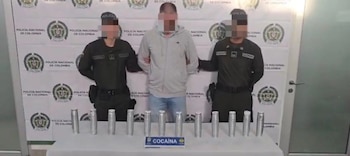 El método de camuflaje buscaba evadir los escáneres al simular material de oficina con densidad similar al papel común - crédito Policía Nacional de Colombia