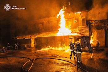 Bomberos trabajan en el lugar