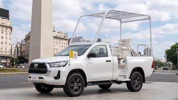 Papamóvil argentino: cuál es el auto local que preparan para transportar al León XIV en su visita al país