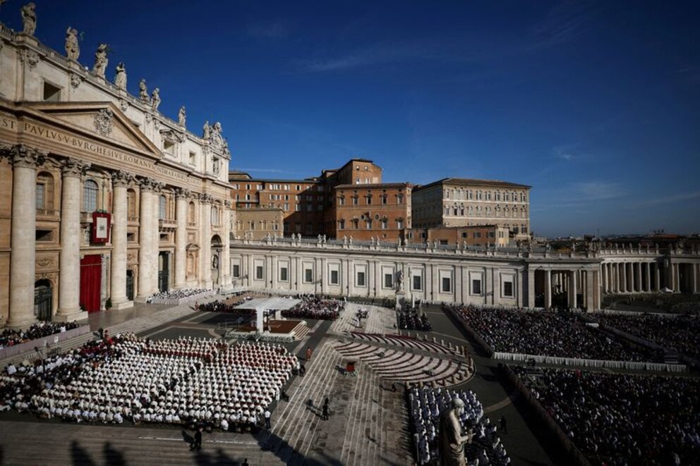 Vista general de la misa de apertura del Sínodo de los Obispos encabezada por el papa Francisco en la Plaza de San Pedro del Vaticano el 4 de octubre de 2023 (REUTERS/Guglielmo Mangiapane)