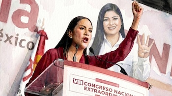 Pintura de acuarela que muestra a una mujer con top rojo hablando en un podio con micrófonos, y detrás una mujer de blanco sonriendo con el puño en alto.