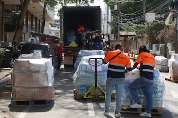 Fotografía del 29 de junio de 2026 de personas organizando donaciones para los afectados por los terremotos en Venezuela, en Ciudad de Panamá (Panamá). EFE/ Carlos Lemos