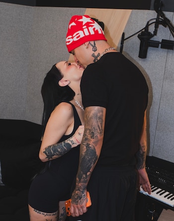 La Joaqui y Tiago PZK, en un beso con tatuajes a la vista