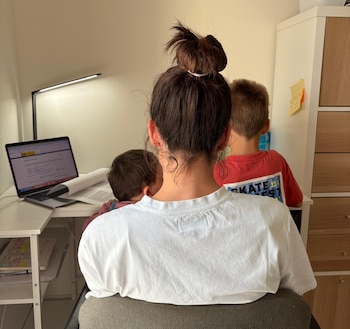 Teresa Serrano junto a sus hijos. (Imagen cedida a Infobae)