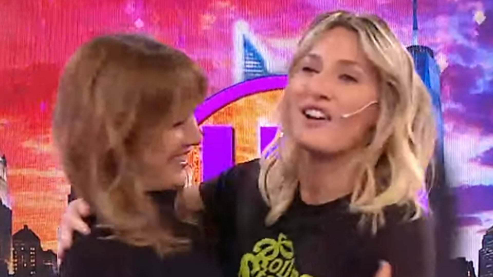El abrazo de Flor Vigna y Mica Viciconte en