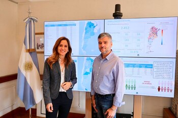 Victoria Tolosa Paz junto a