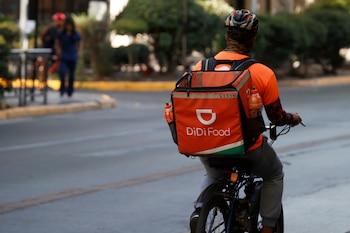 Un motorista repartidor de aplicación Didi Foods trabaja en una calle. Imagen de archivo. EFE/ Elvis González