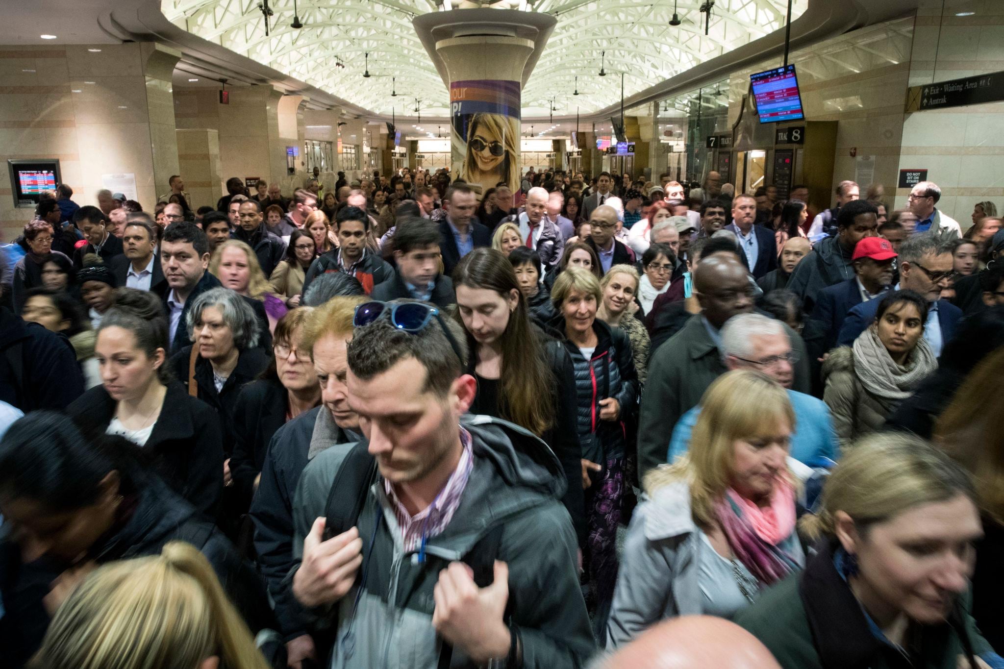 Miles de pasajeros utilizan trenes y estaciones de Nueva York y Nueva Jersey, mientras las autoridades ajustan la logística para evitar colapsos durante los partidos.