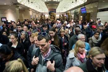 Miles de pasajeros utilizan trenes y estaciones de Nueva York y Nueva Jersey, mientras las autoridades ajustan la logística para evitar colapsos durante los partidos.