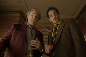 Esta imagen, difundida por Warner Bros. Pictures, muestra a Tom Cruise (izquierda) y Riz Ahmed en una escena de "Digger". (Warner Bros. Pictures via AP)