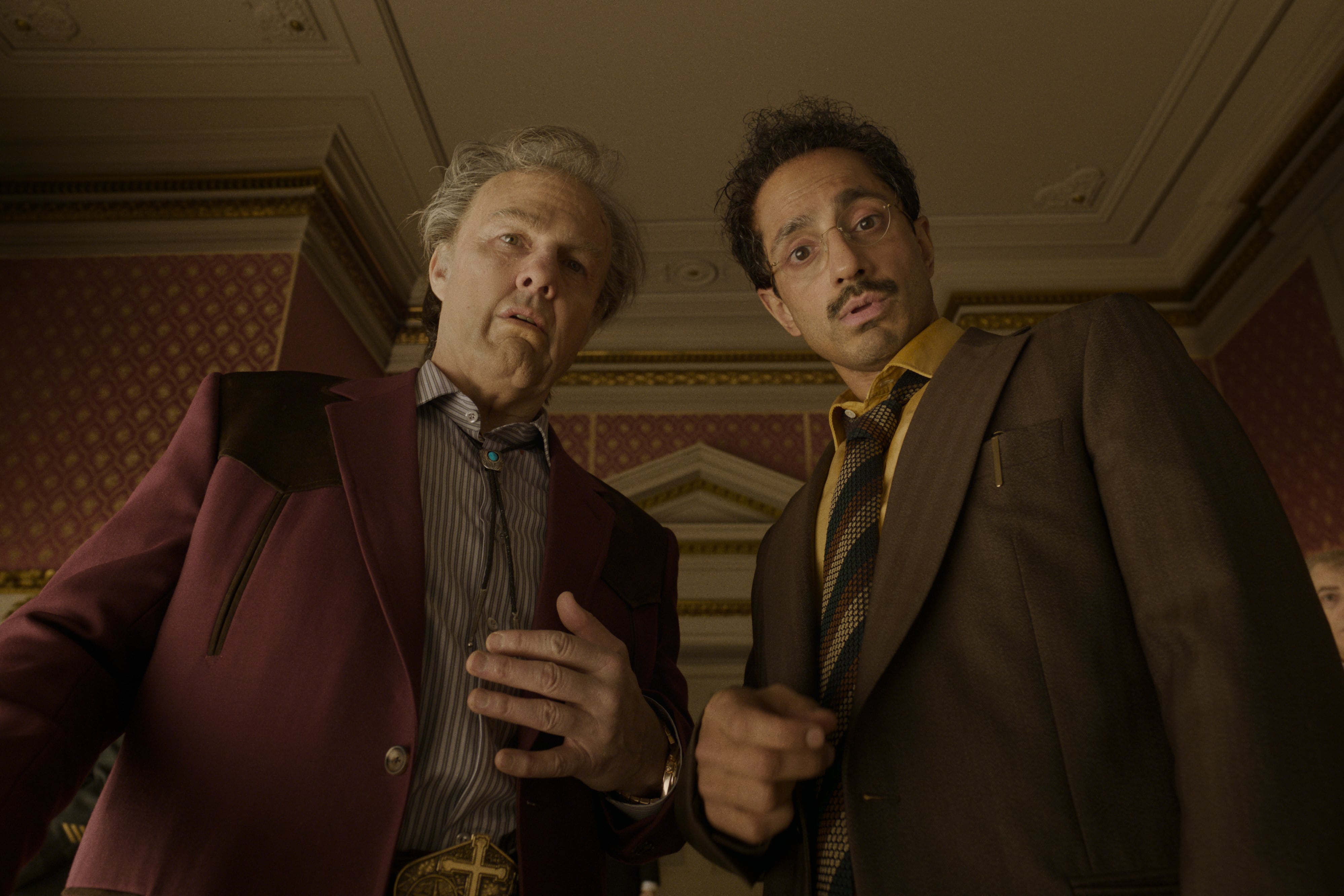 Esta imagen, difundida por Warner Bros. Pictures, muestra a Tom Cruise (izquierda) y Riz Ahmed en una escena de