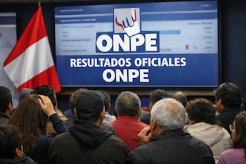 Vista trasera de personas frente a una pantalla con el logo de ONPE y el texto 'RESULTADOS OFICIALES ONPE', con la bandera de Perú a la izquierda.