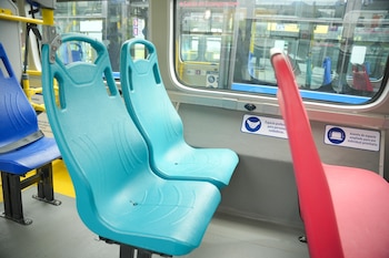 Los buses cuentan con sillas aguamarina, un espacio preferencial para personas cuidadoras que realizan viajes de apoyo en la ciudad - crédito Transmilenio