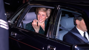 El día que fotografiaron a Carlos III en una cita secreta con una rubia y Lady Di supo que era la reina Camilla: “Me quedé de piedra, jamás había estado en ese tren”