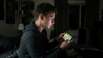 Entre el 16 % y el 25 % de los jóvenes reconoce haber apostado alguna vez, operando en un 90 % a través de billeteras electrónicas que eluden los controles de edad (tanto en plataformas legales como en sitios ilegales) (Foto: archivo DEF)