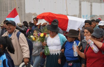 Familiares de un joven que murió durante las protestas en contra de la nueva presidenta de Perú, Dina Boluarte, cargan su ataud hacia el cementerio en Andahuaylas, Perú, el lunes 12 de diciembre de 2022. El Congreso de Perú votó la semana anterior para destituir a Pedro Castillo del cargo y reemplazarlo con la vicepresidenta, Boluarte, poco después de que Castillo intentara disolver el Parlamento antes de la votación prevista para su remoción. (AP Foto/Franklin Briceno)