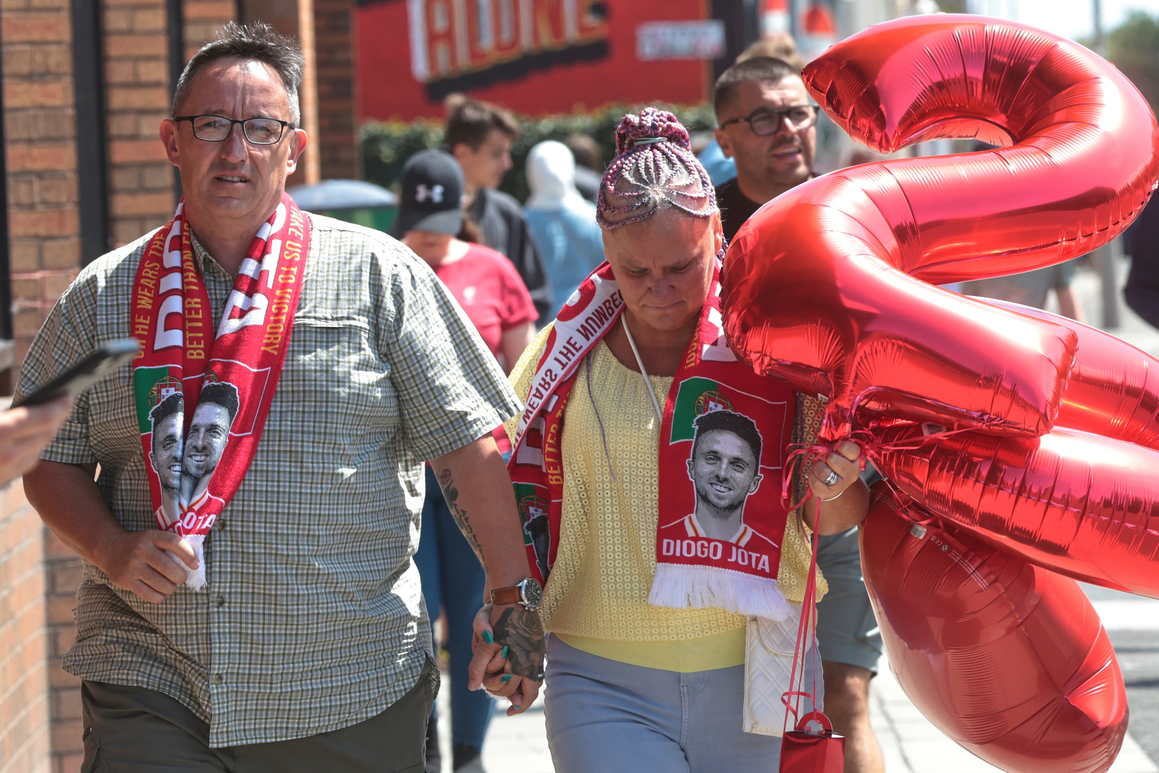 Los fanáticos del Liverpool se acercan al estadio para rendirle homenaje al futbolista (AP Photo/Ian Hodgson)
