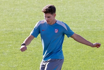 ¿Seguirá en Atlético? Julián Álvarez se entrenó este miércoles en Majadahonda y tuvo una charla con Diego Simeone (EFE/Fernando Alvarado)