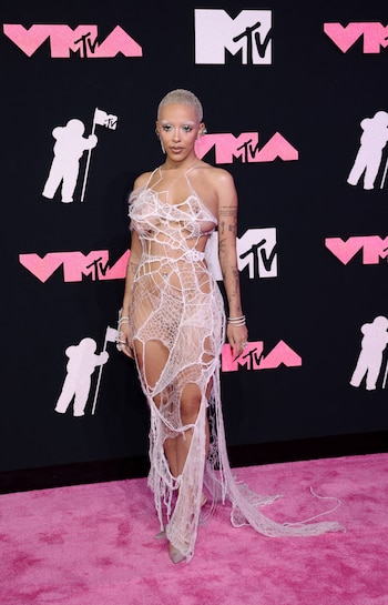 La actitud performática de Doja Cat impulsa las nuevas tendencias de moda en la industria musical (REUTERS/Andrew Kelly)