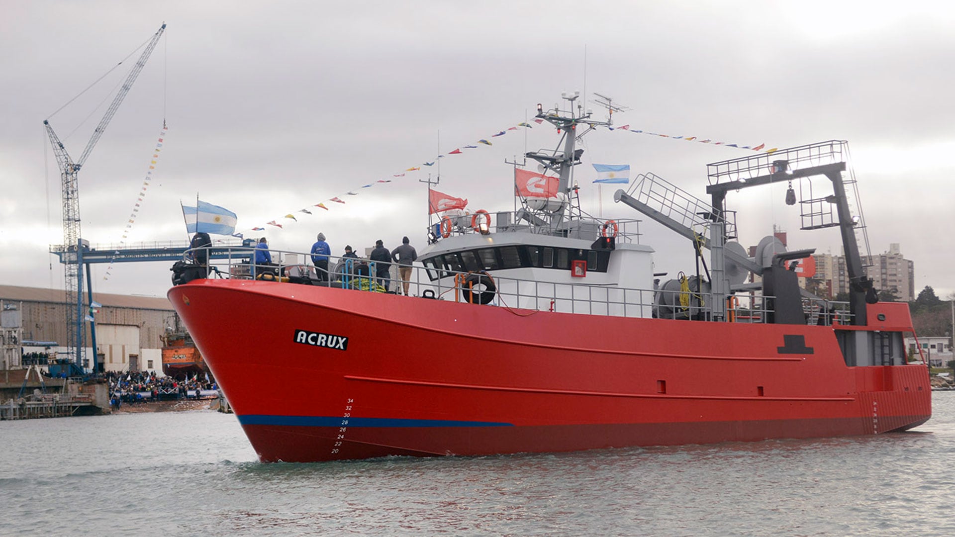 Un buque pesquero saliendo de puerto (Alfredo Cardozo)