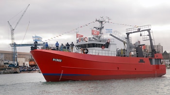 Un buque pesquero saliendo de puerto
(Alfredo Cardozo)