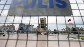 Turquía ordena detener a más de 80 personas por "aplaudir" en redes sociales los ataques en dos escuelas