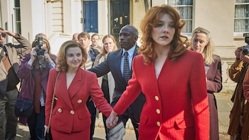 Mia McKenna-Bruce y Natalie Dormer en 'The Lady', de los creadores de 'The Crown'