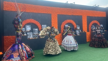 Gran Premio de México conmemora a los pilotos difuntos en su altar del Día de Muertos