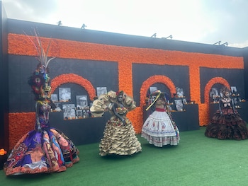 Como parte de una de las tradiciones más arraigadas en la cultura mexicana, la F1 aprovecha la ocasión para rendir homenaje a los pilotos que lamentablemente han perdido la vida. (Luis Mote Nava/Néstor Hernández Molina)