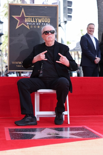 El cineasta John Carpenter junto a su estrella en el Paseo de la Fama de Hollywood en Los Ángeles (REUTERS/Mario Anzuoni)