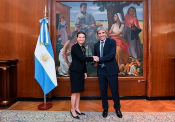 El ministro de Economía, Luis Caputo, junto a la vicepresidenta del Banco Mundial, Susana Cordeiro Guerra. (Fuente: Ministerio de Economía)