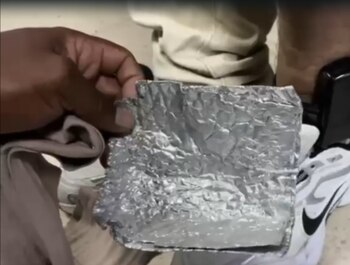 Uno de los detenidos intentó evadir el control del brazalete cubriendo su dispositivo electrónico con papel aluminio. - crédito Policía Mebog