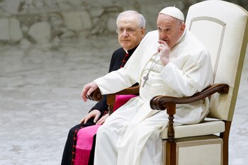 El papa Francisco asiste a