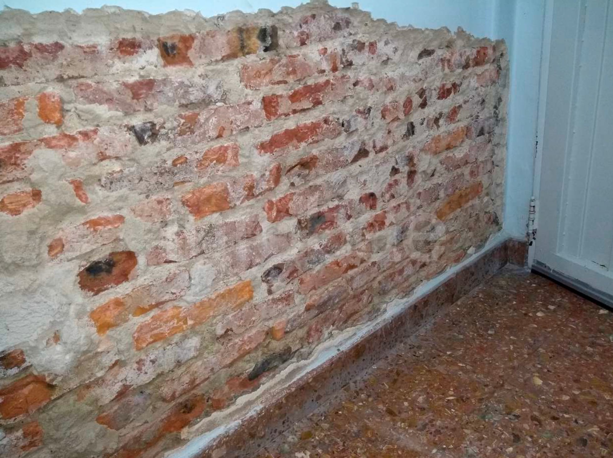 El conflicto por la humedad en la pared avanzó a la Justicia después de que fracasaran las gestiones para acordar el pago de la reparación. (Poder Judicial)