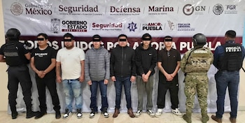 Seis hombres fueron detenidos en San Pablo Xochimehuacan, Puebla, señalados como presuntos integrantes de una célula vinculada con “Los Millonarios”. (Cortesía)