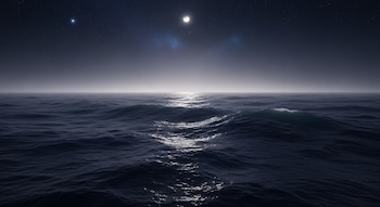 Un océano oscuro con olas suaves bajo un cielo nocturno estrellado y la luna brillante. La luz de la luna se refleja en la superficie del agua.