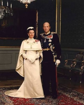 Primer retrato oficial de Harald V y la reina Sonia como reyes de Noruega (GROSBY GROUP).