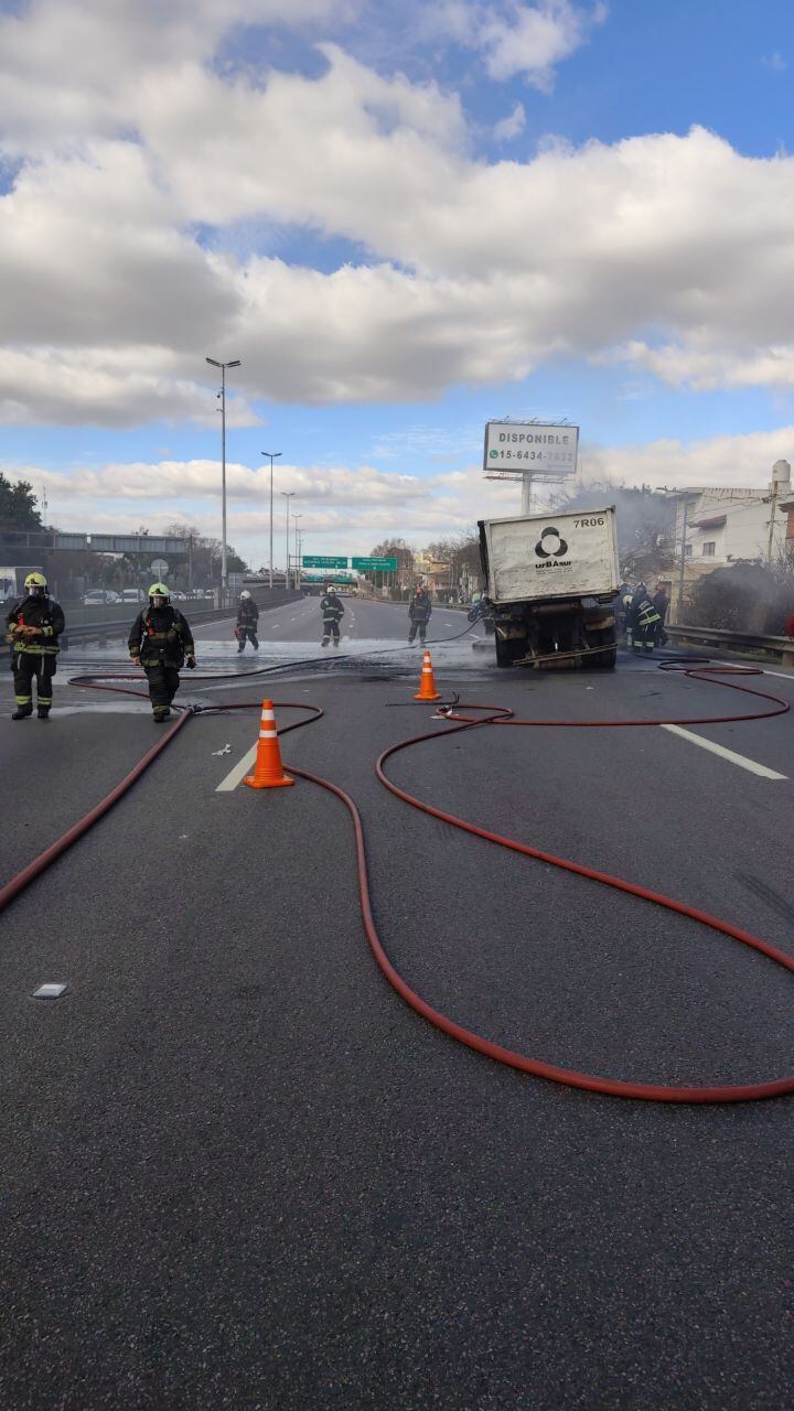 El derrame de combustible provocó un segundo foco ígneo, complicando las tareas de los bomberos