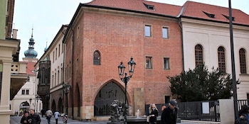 El Carolinum, declarado monumento nacional, es el epicentro de la vida académica solemne y cultural en la Universidad Carolina de Praga (Wikipedia)