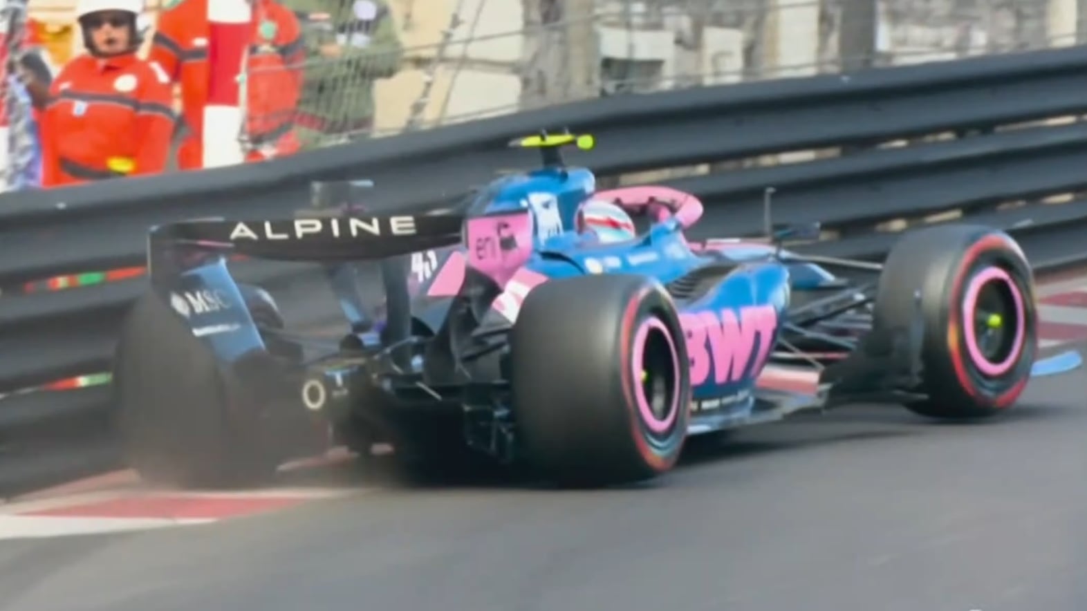 El momento en el que Colapinto tocó el muro en la curva 1 del GP de Mónaco