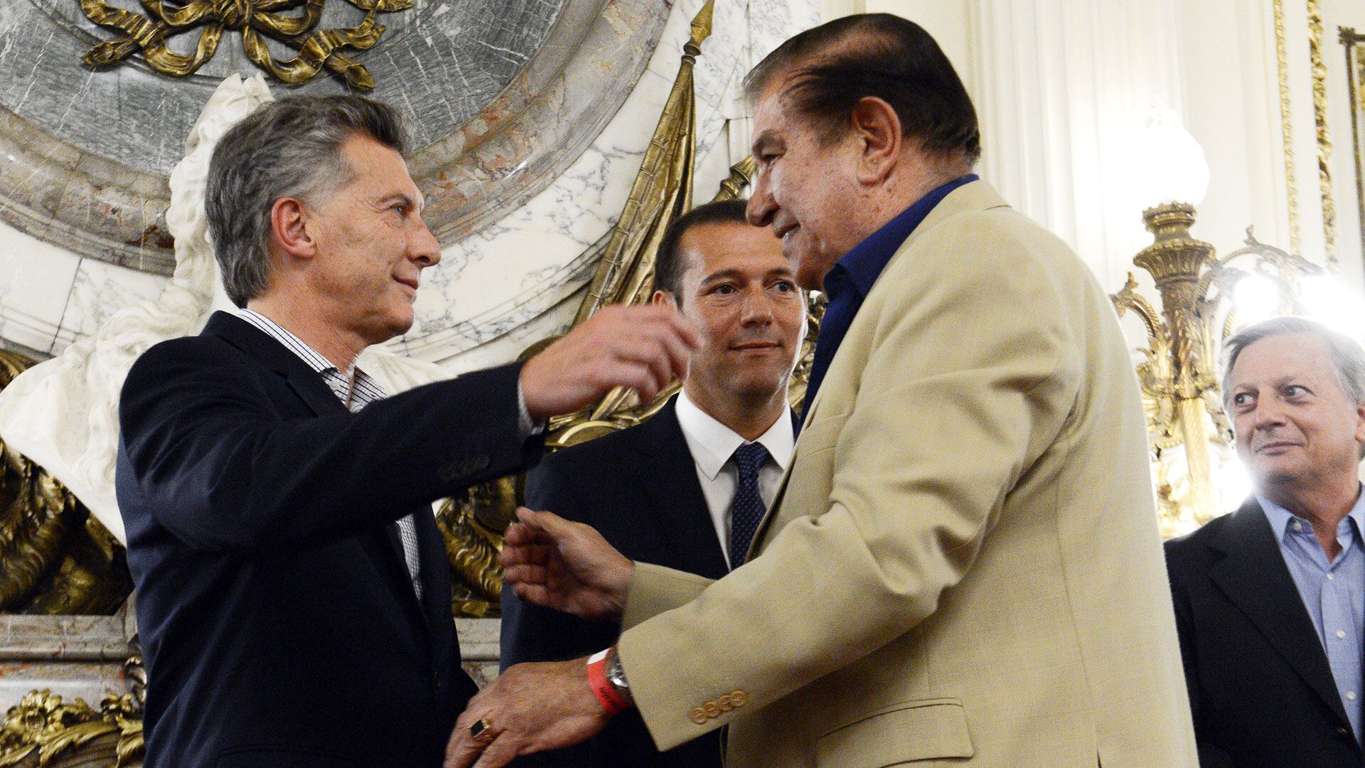 Mauricio Macri y Guillermo Pereyra, tras la firma que actualiza el convenio colectivo petrolero de Vaca Muerta