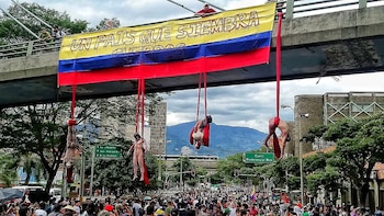 La performance realizada en la ciudad de Medellín, Colombia, se llamó "Un país que siembra cuerpos"