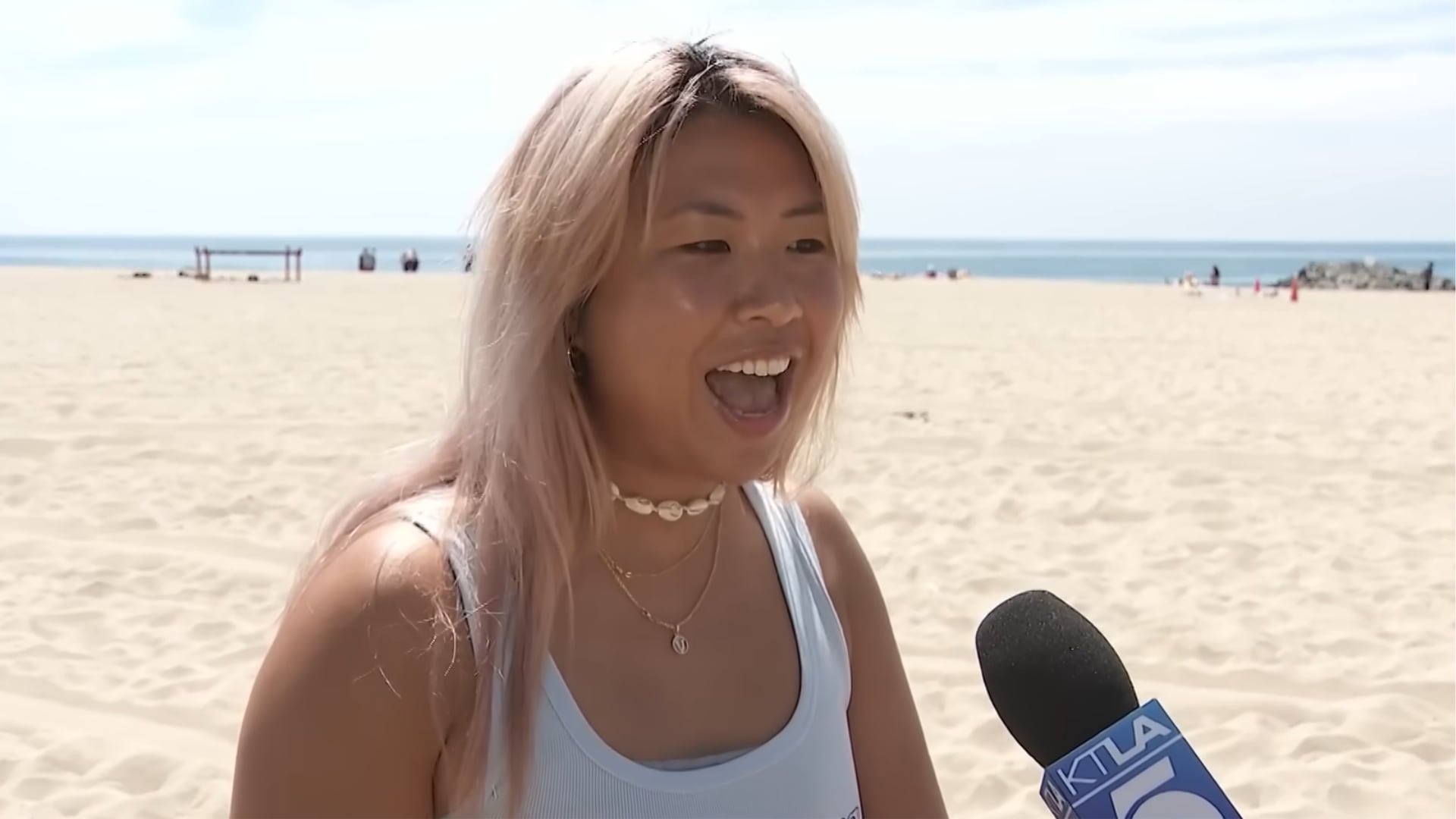 La surfista Vivian Phong-Ngo confundió al tiburón con un delfín antes de advertir la aleta y alertar a las autoridades en Newport Beach (Captura de video: KTLA 5).