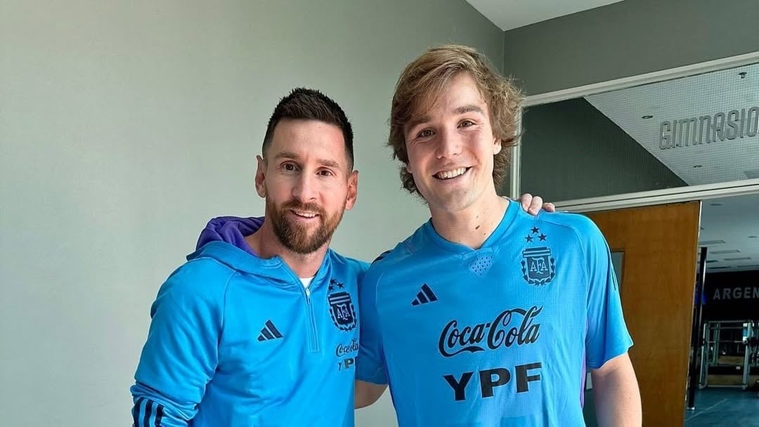 Pedro De La Vega junto a Lionel Messi