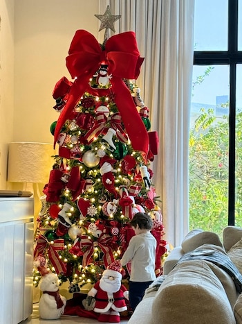 Colores vibrantes y figuras tradicionales