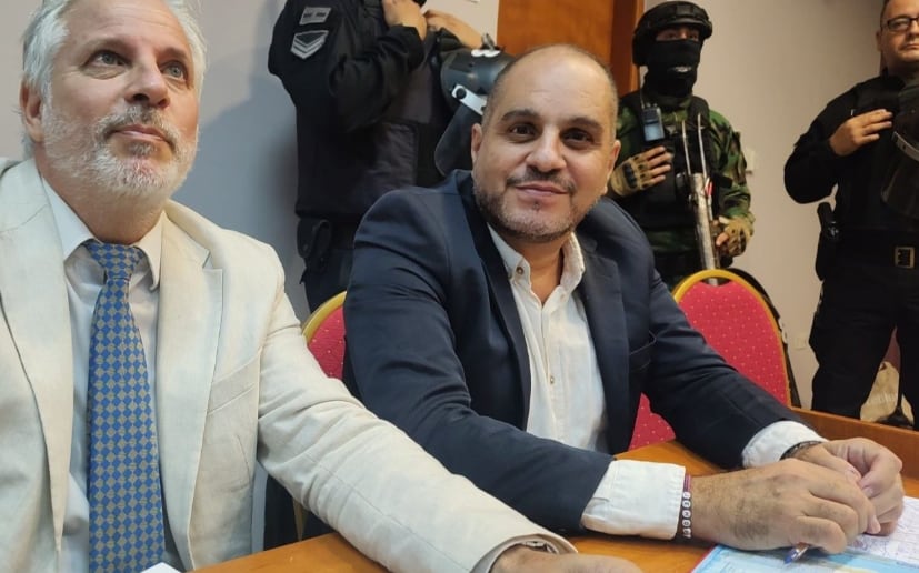 Leonardo Cositorto junto a su abogado