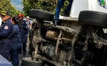 El vehículo oficial perdió estabilidad y terminó volcado sobre uno de sus costados en la carretera de Santa Fe de Antioquia - crédito Bomberos