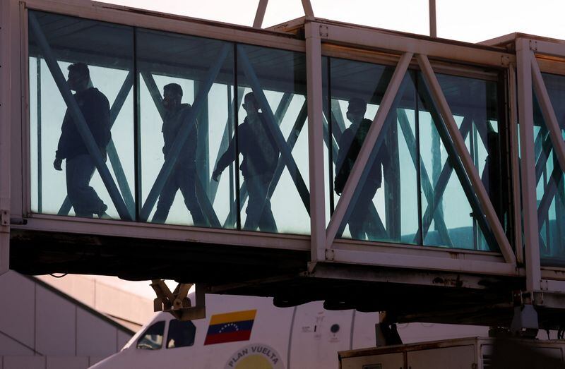 Este jueves llegará al país el primer vuelo con ciudadanos deportados de Estados Unidos a la Argentina (REUTERS/Leonardo Fernández Viloria/Foto de archivo)