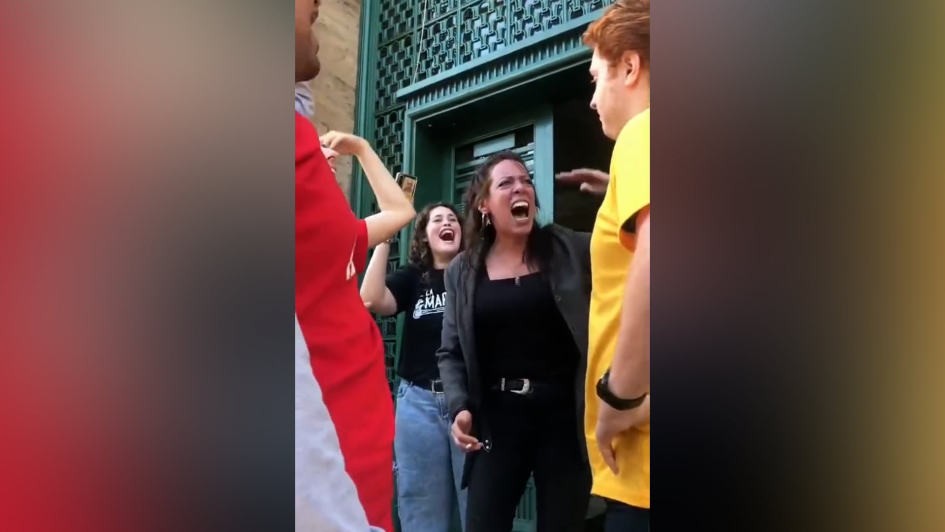 Manifestantes de La Marea increparon al joven cantándole consignas contra la dictadura