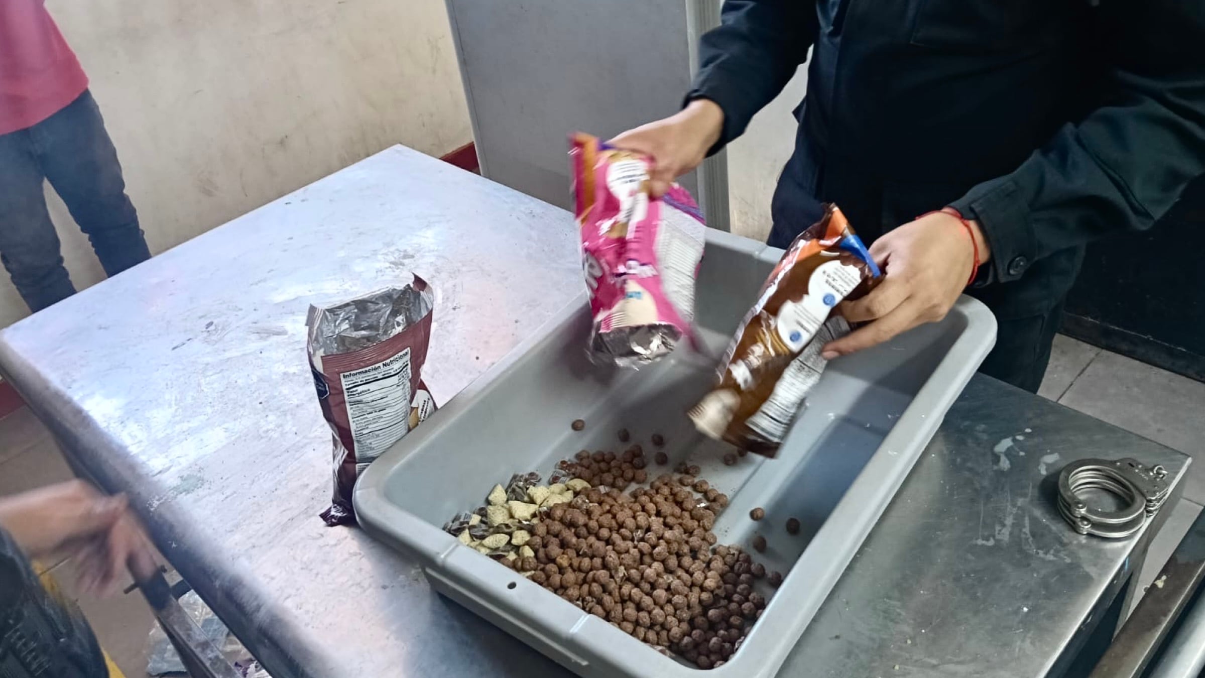Agentes del INPE frustran el ingreso de 500 pastillas de clonazepam a un penal camufladas en cereales. (Foto: INPE)